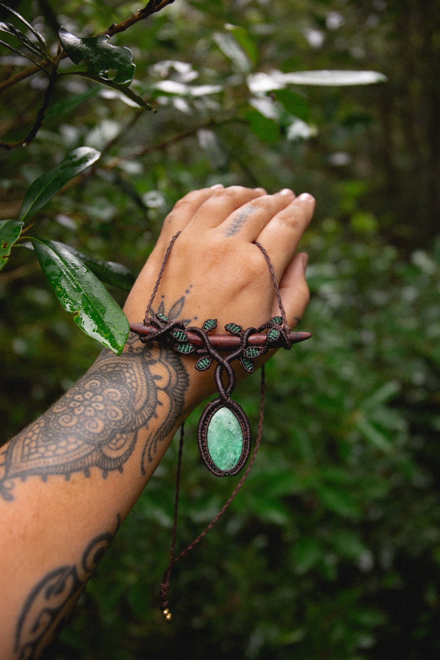 Chrysoprase leaf and vine adornment