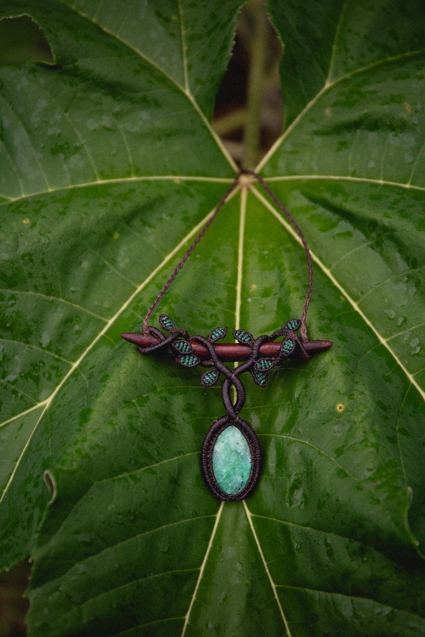Chrysoprase leaf and vine adornment